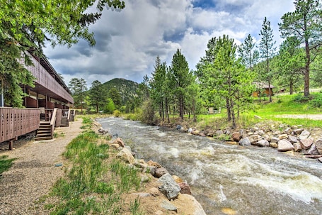 Property grounds. Cozy Condo on Fall River - 1 Mile to RMNP Gate!