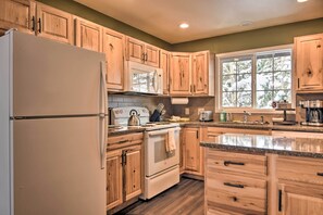 Fridge, microwave, stovetop, dishwasher - Cozy Condo on Fall River - 1 Mile to RMNP Gate! (Estes Park)