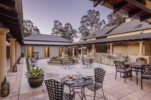 Courtyard - Tower Lodge (Pokolbin)