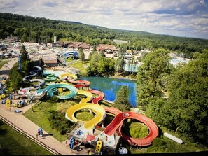 Un parc aquatique avec de nombreux toboggans et un lac en arrière-plan.