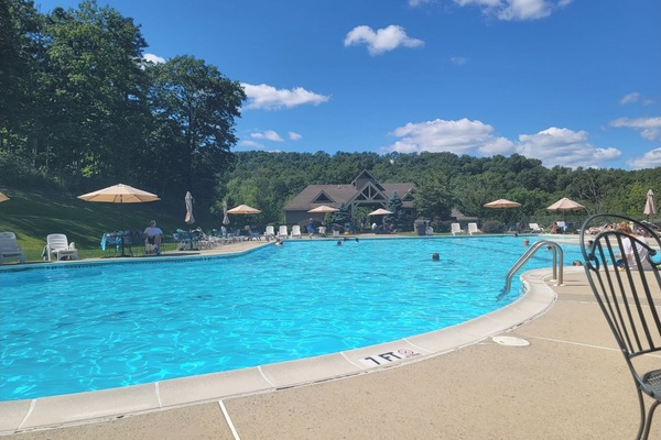 Una piscina al aire libre, una piscina climatizada
