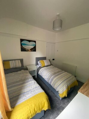 2 Schlafzimmer, Bügeleisen/Bügelbrett, Bettwäsche