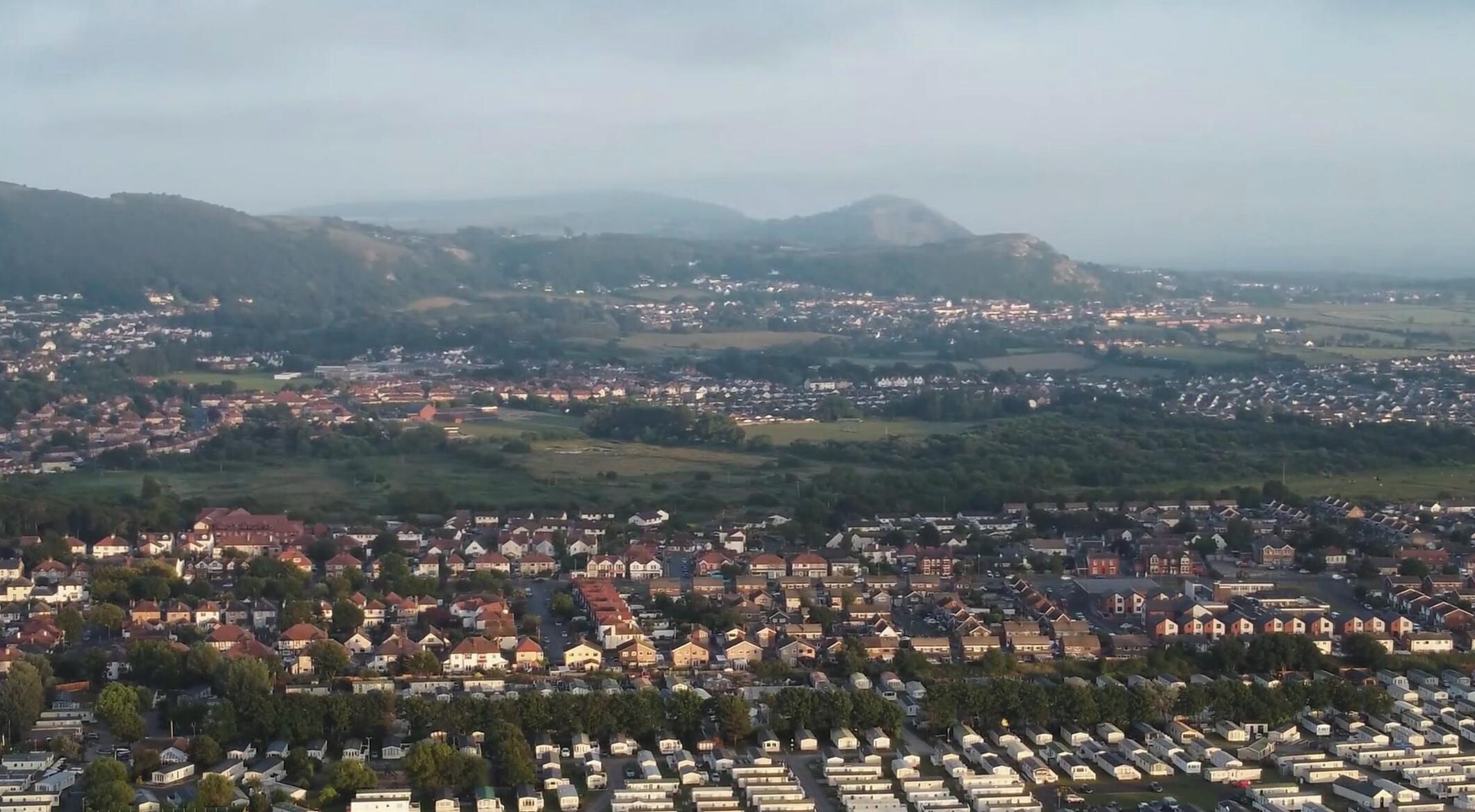 Un quartier résidentiel avec des maisons et un terrain de camping pour caravanes.