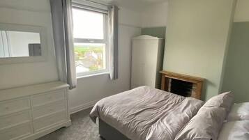 2 bedrooms, iron/ironing board, bed sheets