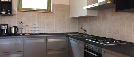 Frigorifero, microonde, forno, piano cottura