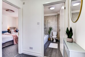 4 bedrooms, WiFi, bed sheets - Beautiful 4 Bed House, 3 minutes to sea, sleeps 8 (Hove)