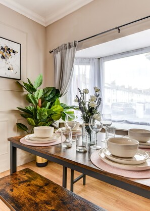 Dining - Beautiful 4 Bed House, 3 minutes to sea, sleeps 8 (Hove)