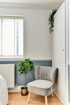 Interior - Beautiful 4 Bed House, 3 minutes to sea, sleeps 8 (Hove)