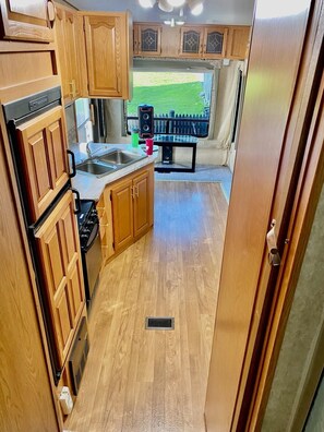 Private kitchen - COZY QUIET GETAWAY MINUTES FROM THE CITY (Cranston)