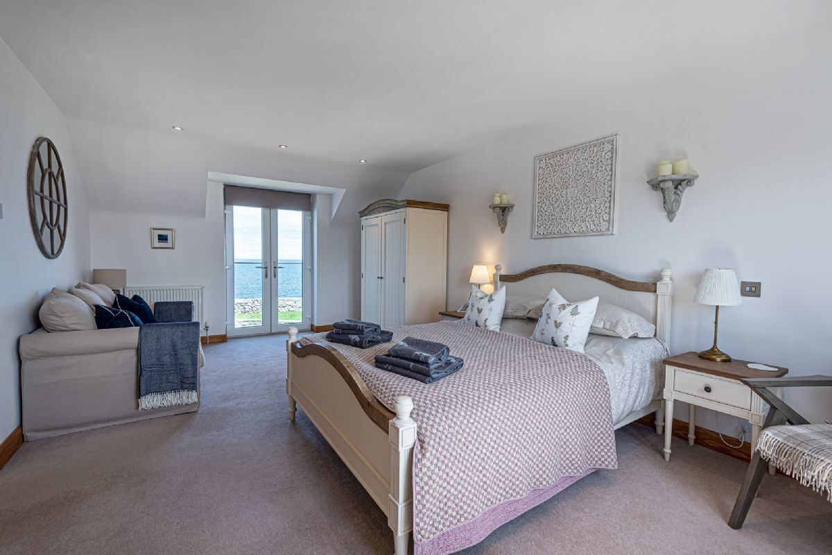 4 bedrooms, iron/ironing board, internet, bed sheets