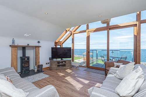 Gorwel Manaw -  a cottage that sleeps 6 guests  in 4 bedrooms