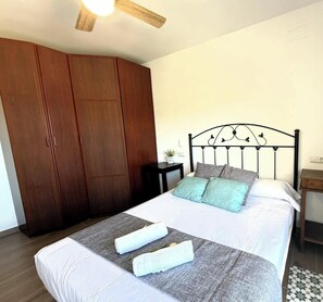 2 bedrooms, iron/ironing board, Internet, bed sheets