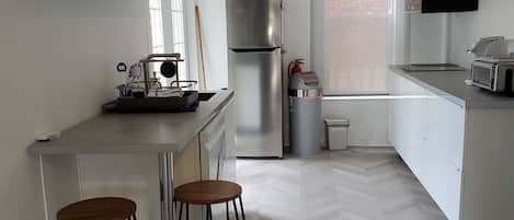 Réfrigérateur, four à micro-ondes, un four, surface de cuisson
