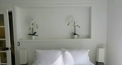 Beautiful 2BR Suite just off Main St, Picton, near Sandbanks