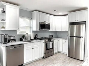 Refrigerador, microondas, horno y parrilla de estufa 