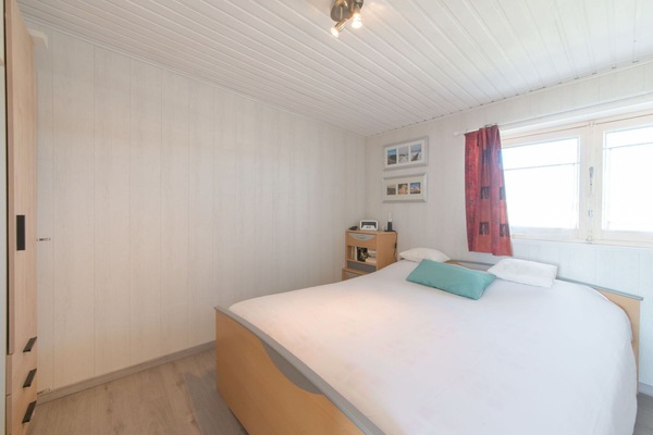 Fenêtre, Confort, Bois, Bâtiment, Design Intérieur, Sol, Sol, Ombre, Lit