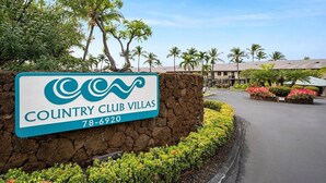 Schild für Country Club Villas mit einer Kontaktnummer.