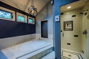 Shower, jetted tub, hair dryer, towels - A New Retreat at Clear Clear Lake, A Uniquely Iowan Experience (Clear Lake)