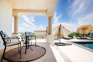 Outdoor dining - Luxurious Central Grand Estate with Salt H2O Pool & Home Gym (Paradise Valley)