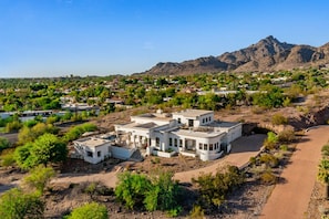 Exterior - Luxurious Central Grand Estate with Salt H2O Pool & Home Gym (Paradise Valley)