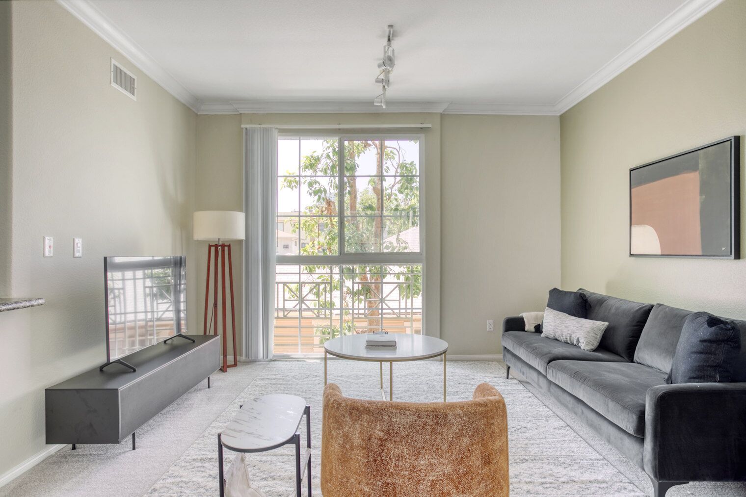 Sleek Glendale 2BR w/ Gym, Pool & Jacuzzi, walk to Bars, by Blueground