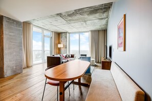 TV, table tennis, books - Natiivo Austin corner condo with lake-view balcony, rooftop pool & gym (Austin)