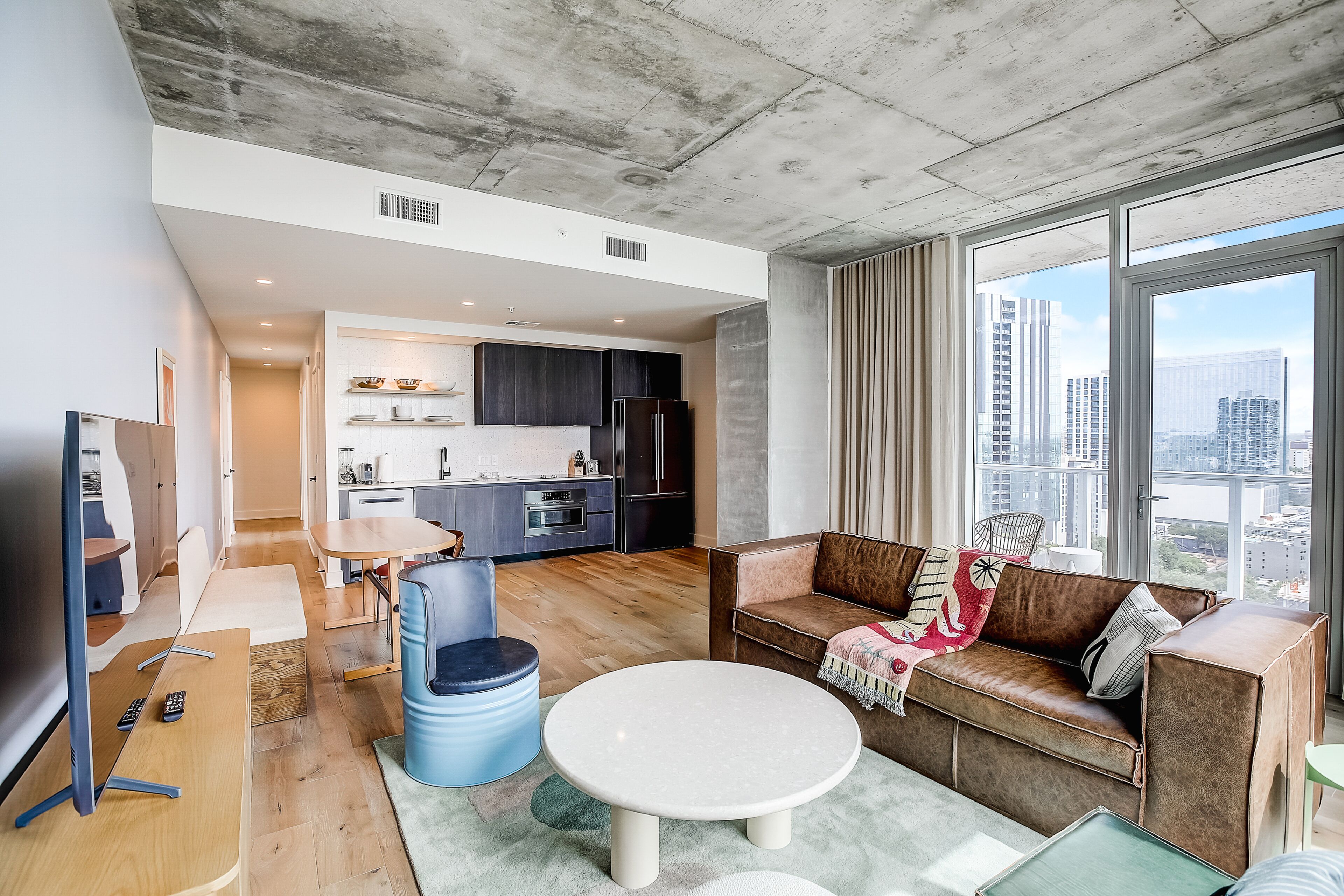 Natiivo Austin corner condo with lake-view balcony, rooftop pool & gym