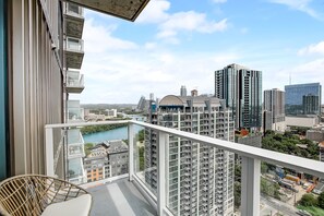 Property grounds - Natiivo Austin corner condo with lake-view balcony, rooftop pool & gym (Austin)