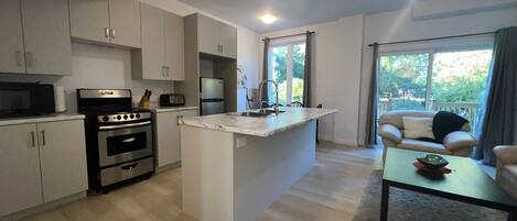 冷蔵庫、電子レンジ、オーブン、コンロ