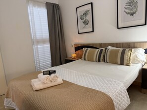 2 slaapkamers, een strijkplank/strijkijzer, internet, beddengoed