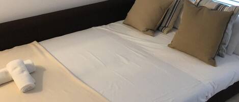 2 bedrooms, iron/ironing board, Internet, bed sheets