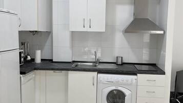 Frigorífic, microones, cafetera i tetera i torradora