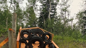 Eine Holzterrasse mit in einem Muster angeordneten Reifen.