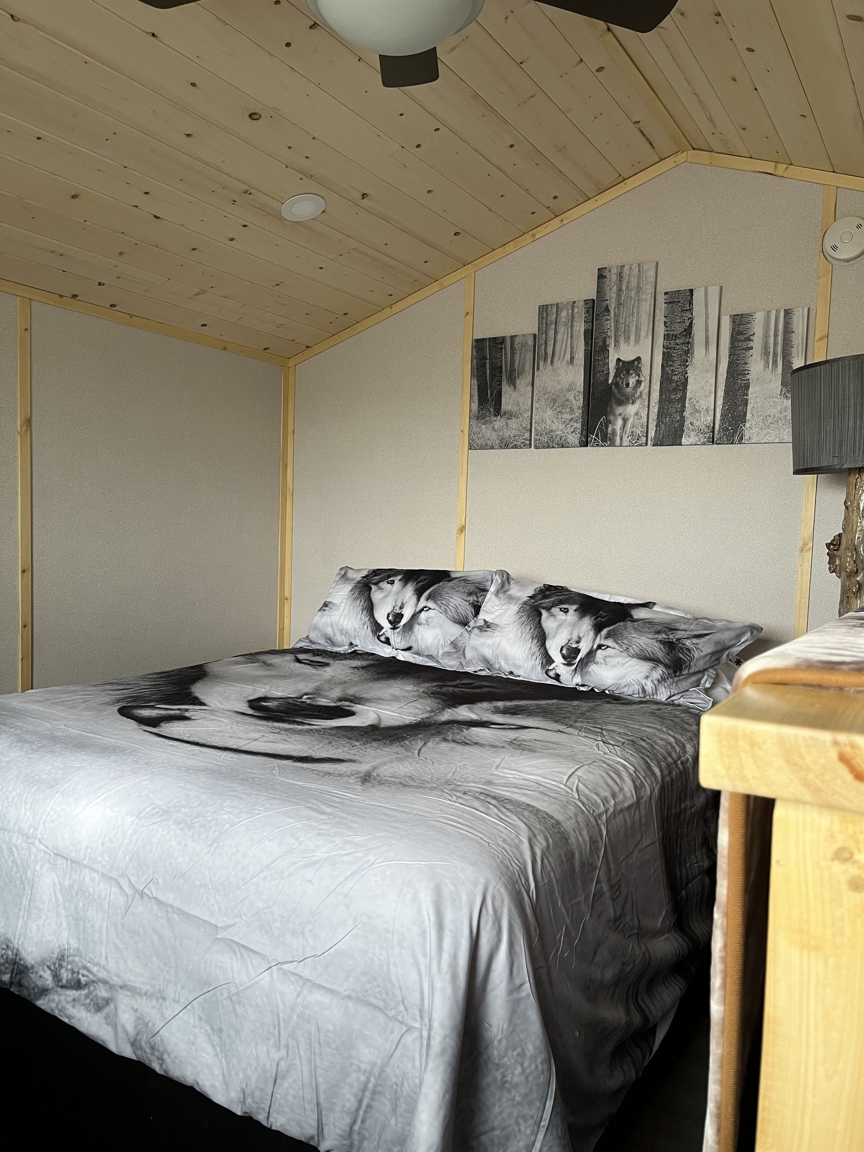 2 bedrooms, travel cot, bed sheets