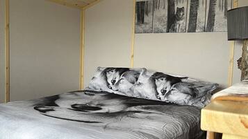 2 bedrooms, travel cot, bed sheets