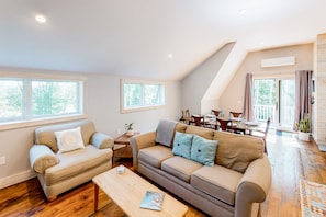 TV - Cozy and modern hideaway - walk to the beach - fast WiFi & washer/dryer (Lamoine)