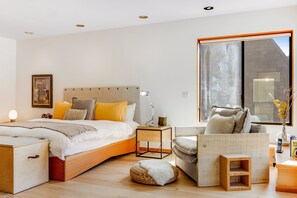 3 soverom, strykejern/-brett, internettilgang og sengetøy