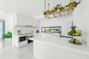 Villa Elite | Cocina privada | Refrigerador, microondas, horno y tostadora 