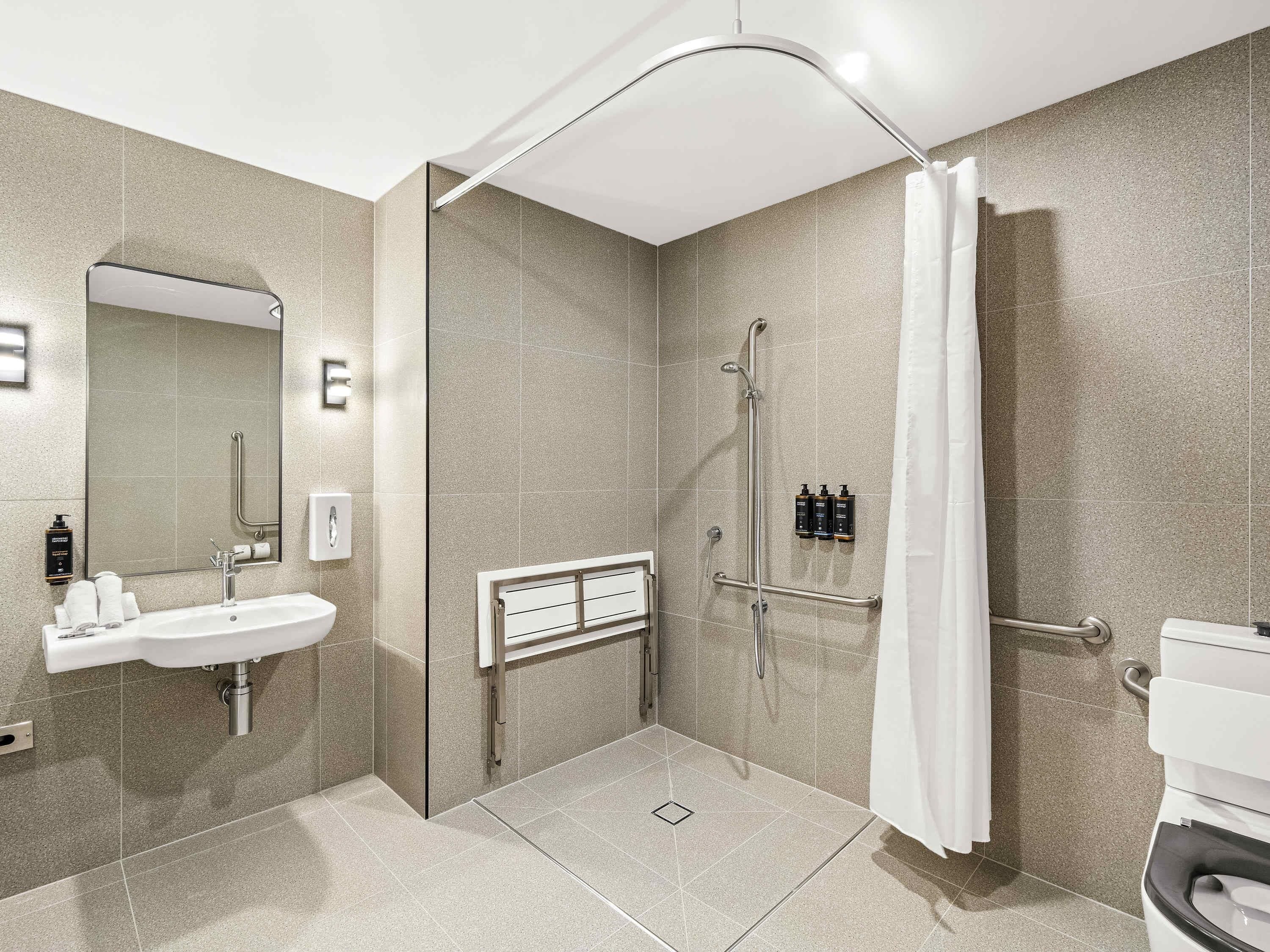 Deluxe Room, 1 King Bed | Pillow-top beds, minibar, in-room safe, desk