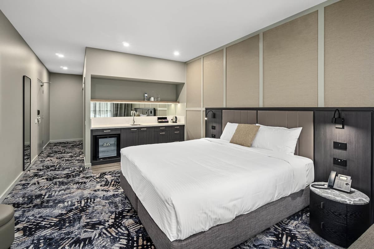 Senger med overmadrass, minibar, safe på rommet og skrivebord