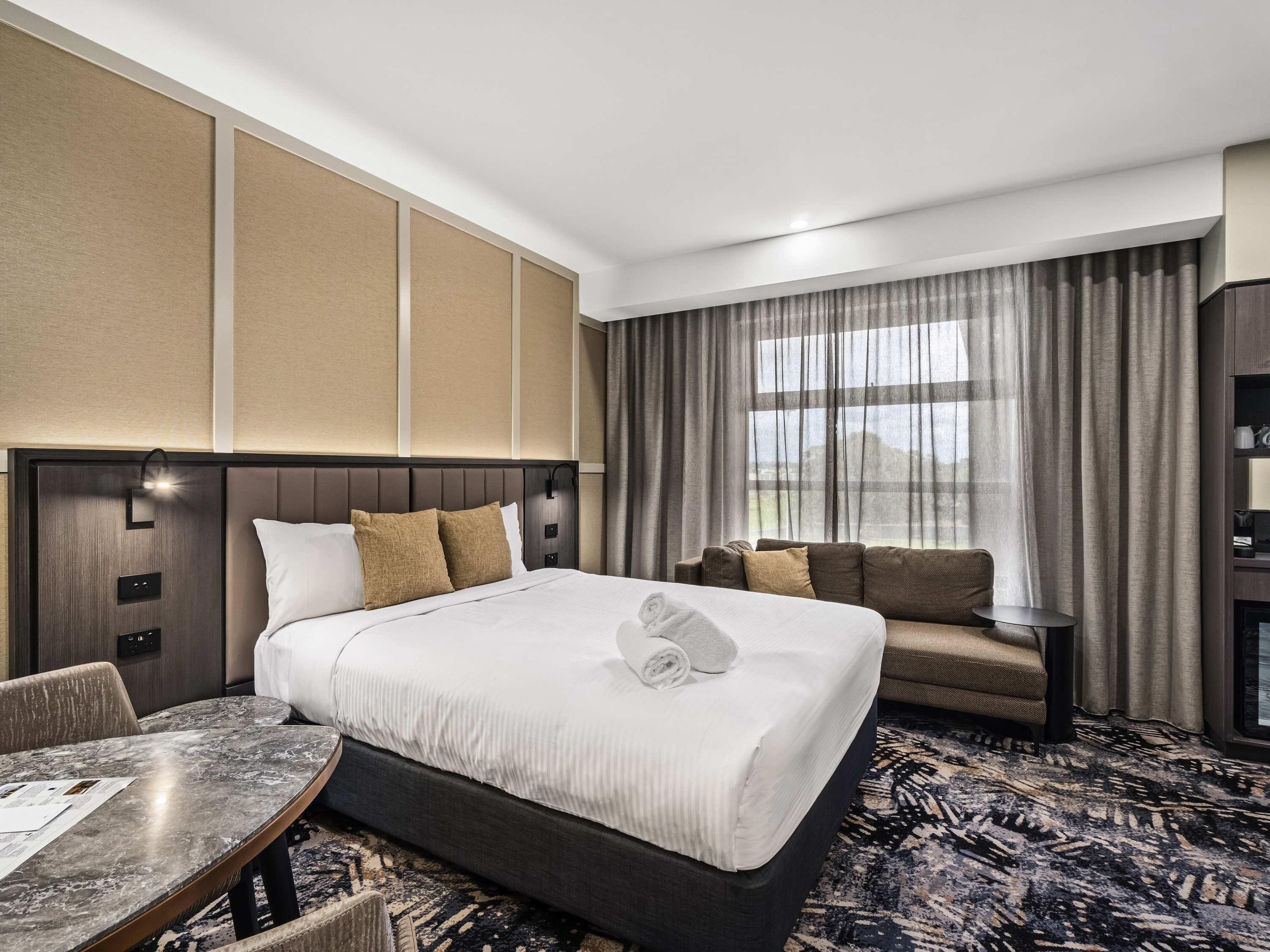 Rom – deluxe, 1 kingsize-seng | Senger med overmadrass, minibar, safe på rommet og skrivebord