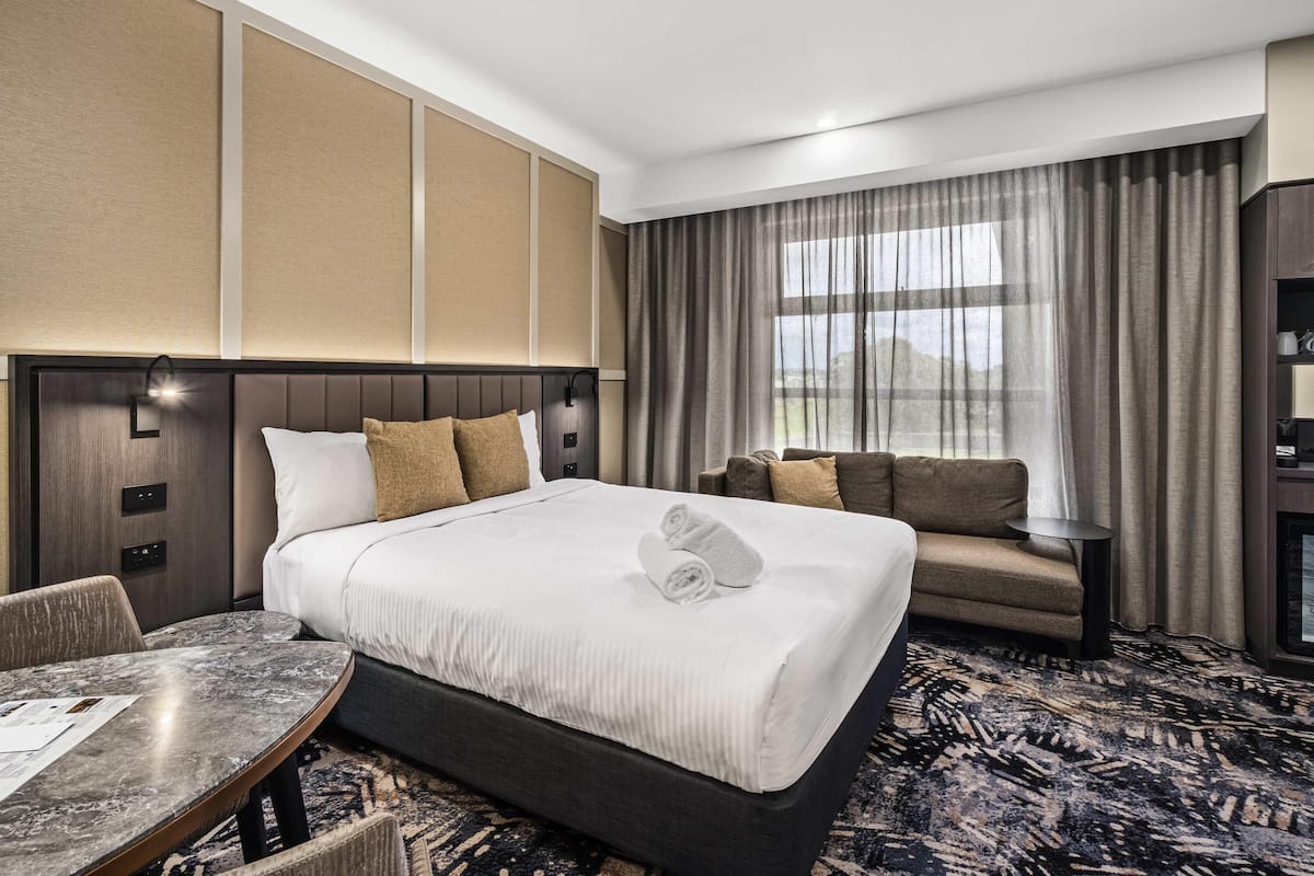 Rom – deluxe, 1 kingsize-seng | Senger med overmadrass, minibar, safe på rommet og skrivebord