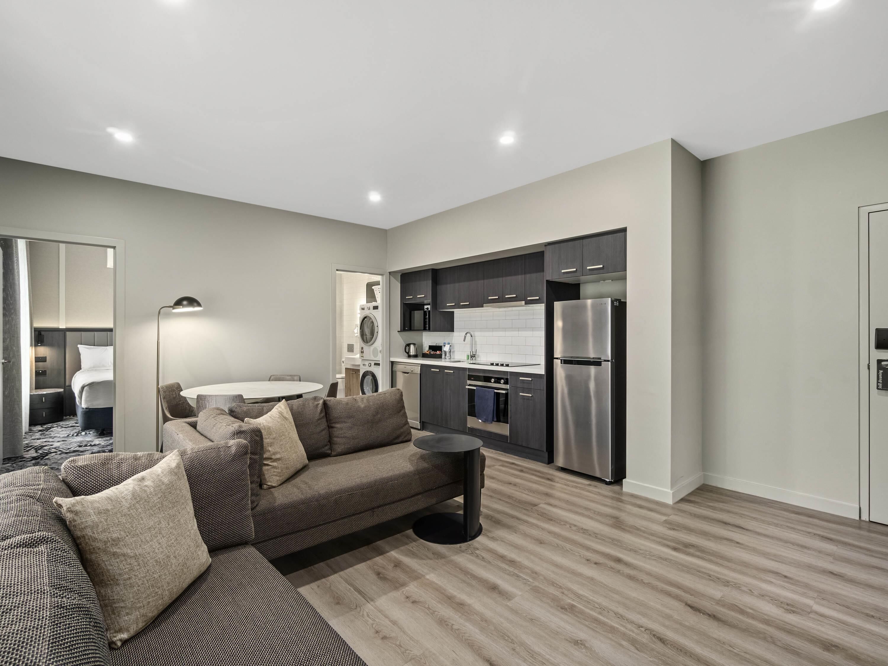 Luksussuite, 2 soverom | Senger med overmadrass, minibar, safe på rommet og skrivebord