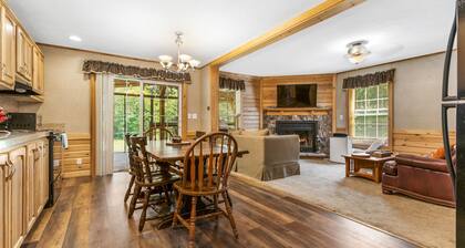 Riverfront home with huge screened deck - dog-friendly & fast WiFi