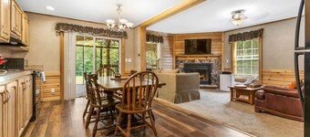 Riverfront home with huge screened deck - dog-friendly & fast WiFi