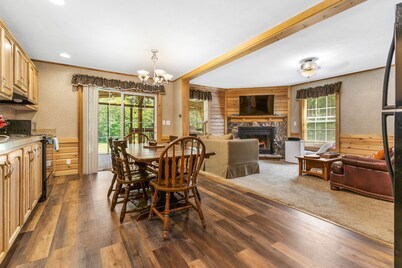 Riverfront home with huge screened deck - dog-friendly & fast WiFi