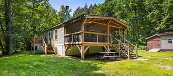 Riverfront home with huge screened deck - dog-friendly & fast WiFi