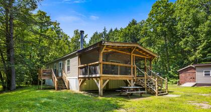 Riverfront home with huge screened deck - dog-friendly, fireplace & fast WiFi