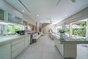 Refrigerador, tetera/pava eléctrica, mesa de comedor