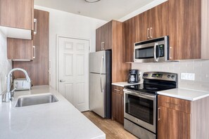 Fridge, microwave, oven, dishwasher - Sleek Sunnyvale 1BR w/ Pool, W/D, Gym, near 101 & 237, by Blueground (Sunnyvale)